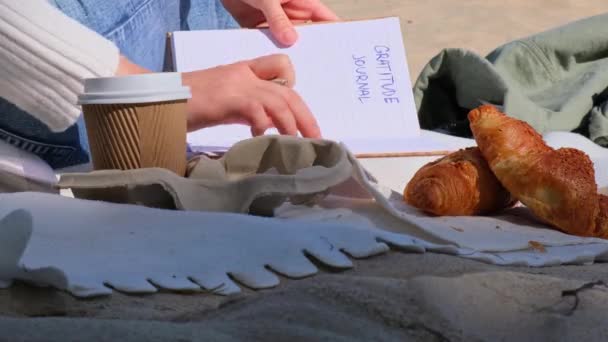 Estudiante Joven Estudio Con Cuaderno Playa Lado Vista Mar Beber — Vídeos de Stock