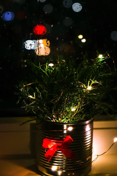 Christmas Decorated Eco Christmas Tree Metal Jar Bokeh Lights Cars — Foto de Stock