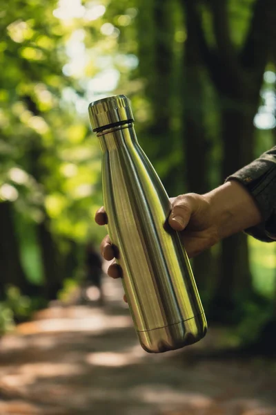 Close Van Onherkenbare Vrouwelijke Hand Vasthouden Waterfles Herbruikbare Stalen Thermo — Stockfoto