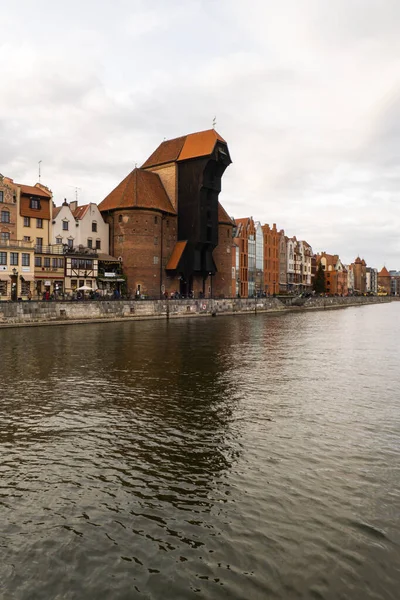 Eski vinç - Zuraw Gdansk 'taki eski kasaba. Moltawa Nehri 'ndeki Granary Adası yansıması. Gdansk Polonya 'yı ziyaret edin. Turist eğlencesi