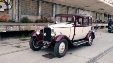 Hel, Polonya - Ağustos 2022 Askeri birlikler 3 Mayıs Polonya Anayasa Günü Vatanseverlik Töreni sırasında yürüyüşe geçti. Polonya silahlı kuvvetleri tanker askeri geçit töreni. Eski silahlar ve arabalar. Polonya ziyafeti