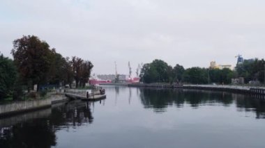Gdansk, Polonya - Mayıs 2022 Turistik seyahat feribotu Motlawa Nehri 'nden Baltık Denizi' ne geçiyor. Nehir kanalında yüzen feribottan POV. Eski kasaba Gdansk 'tan feribot kalkıyor. Gemi yolcu gemileri.