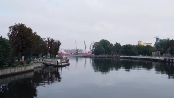 Γκντανσκ Πολωνία Μάιος 2022 Τουριστικό Πλοίο Πηγαίνει Μέσω Του Ποταμού — Αρχείο Βίντεο