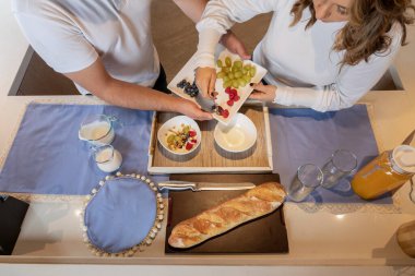 Sabah kahvaltısını hazırlıyorum. Yoğurtlu ve meyveli. Mutfak barında.