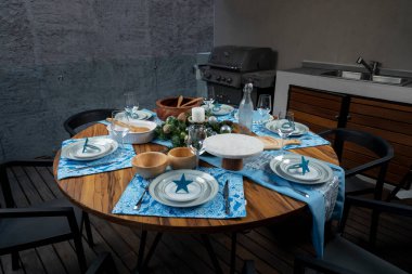 Meksika 'da Noel yemeği için terasta Noel süsleri olan ahşap masa.