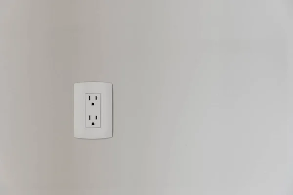 Toma eléctrica en pared blanca con espacio para texto — Foto de Stock