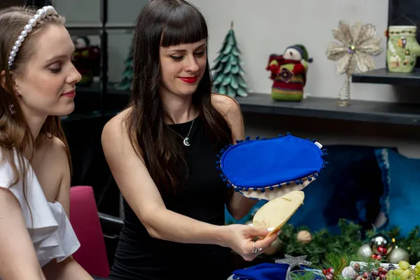 Draufsicht einer Frau, die ein Omelett aus einem Serviettenhalter nimmt, im Hintergrund Weihnachtstisch — Stockfoto