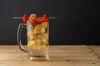 Meksika İçeceği - Kavanozda servis edilen Chili mango mojito
