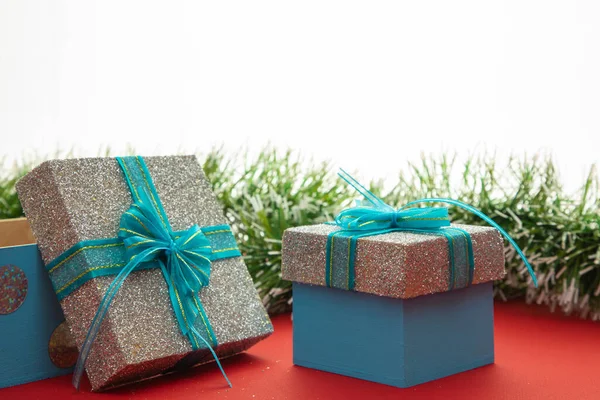 Deux coffrets cadeaux avec arc bleu vert et confo blanc — Photo