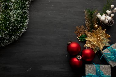 Noel süslemeli siyah ahşap küreler hediyeler ve altın çiçeklerle