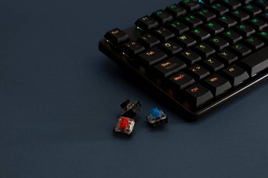 Yan tarafında anahtarlar olan masadaki oyuncular için Rgb mekanik klavye