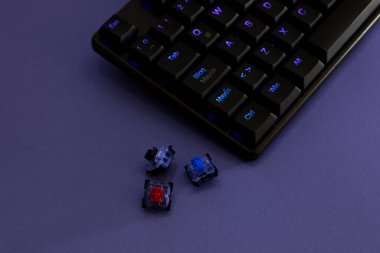 Mor ışığı ve yan tuşları olan bir masadaki oyuncular için Rgb mekanik klavye