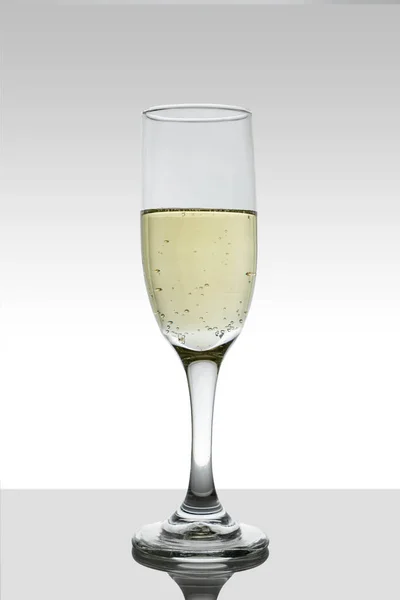 Üveg serleg fehér borral és gradiens háttérrel — Stock Fotó