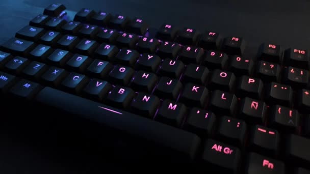 Mechanische Tastatur mit rgb-Beleuchtung auf grauem Holztisch — Stockvideo