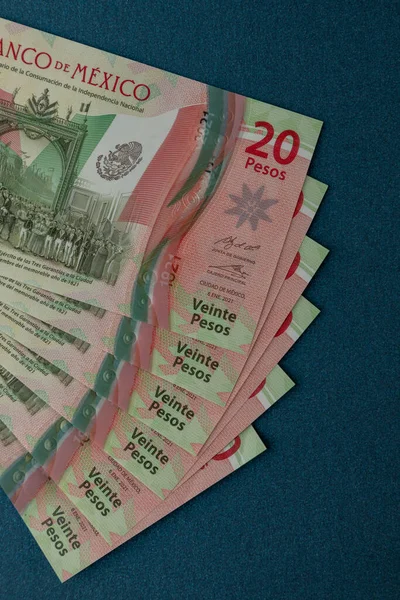 Több mexikói 20 peso bankjegy kék alapon, szöveges szöveggel — Stock Fotó