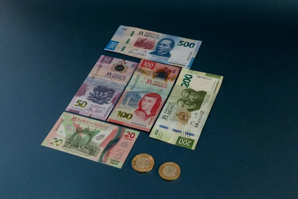Νέο μεξικάνικο πέσο χαρτονομίσματα και κέρματα, τοποθετημένα σε μπλε φόντο με χώρο για κείμενο — Φωτογραφία Αρχείου