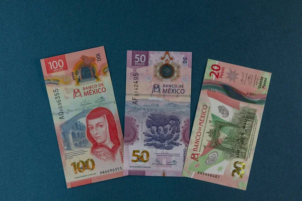 Nouveaux billets mexicains de 20,50 et 100 pesos sur fond bleu avec espace pour le texte — Photo