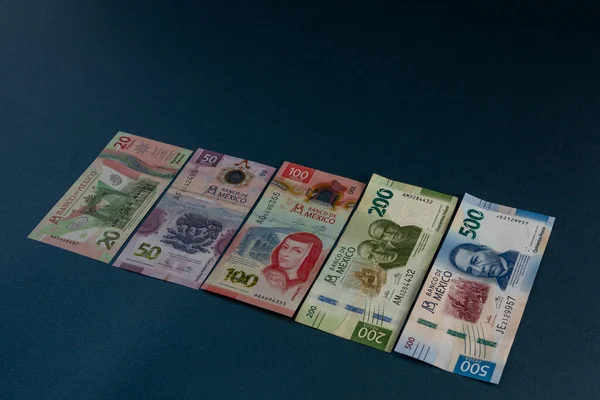 Νέα τραπεζογραμμάτια των 20.50.100.200.500 πέσος Μεξικού τοποθετημένα σε κυανό φόντο — Φωτογραφία Αρχείου