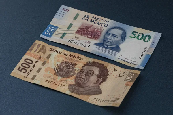 Comparación de billetes de 500 pesos mexicanos, con fondo azul y espacio para texto — Foto de Stock