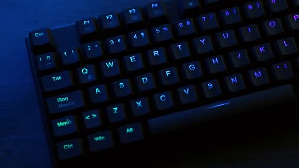 Mechanical keyboard panning with RGB lighting on a desk — Vídeo de Stock