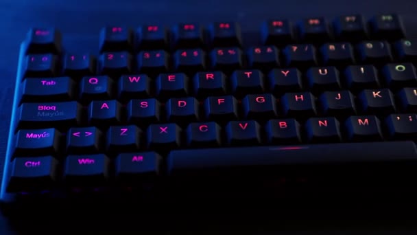 Mechanical keyboard panning with RGB lighting on a desk — Stockvideo