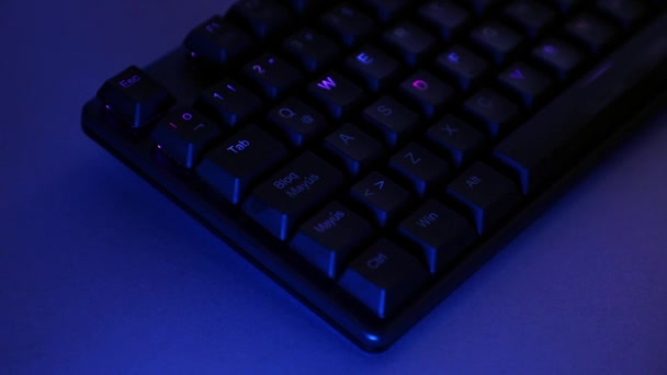 Mechanical keyboard panning with RGB lighting on a desk — Stockvideo