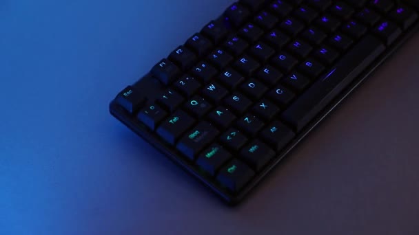Mechanical keyboard panning with RGB lighting on a desk — Vídeo de Stock