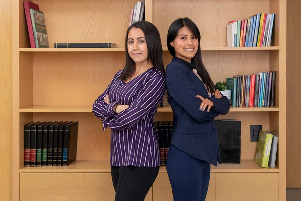 Πορτρέτο Δύο Νέων Επιχειρηματιών Που Στέκονται Μπροστά Από Λόμπι Κοιτάζοντας — Φωτογραφία Αρχείου