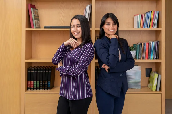 Portretul Două Femei Mexicane Haine Birou Portretul Două Femei Antreprenor — Fotografie, imagine de stoc