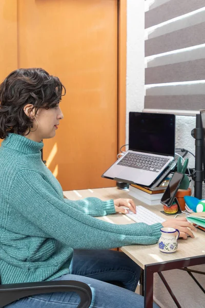 Top View Young Latina Woman Working Her Desk Home Her — Fotografie, imagine de stoc