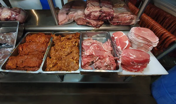 Butcher shop in Mexico with different types of meat on trays. Typical butcher shop in Latin America — Stock Photo, Image