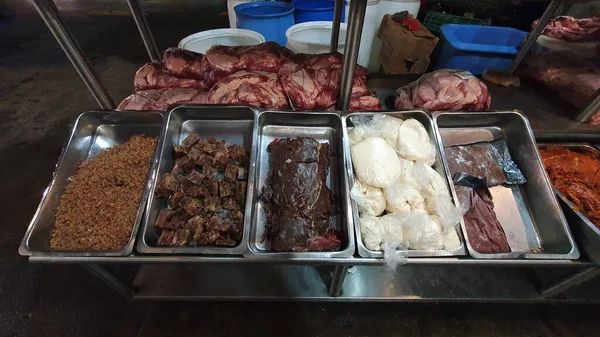 Meksika 'da farklı tepsilerde farklı et türleri olan bir kasap dükkanı. Latin Amerika 'da tipik bir kasap dükkanı. — Stok fotoğraf