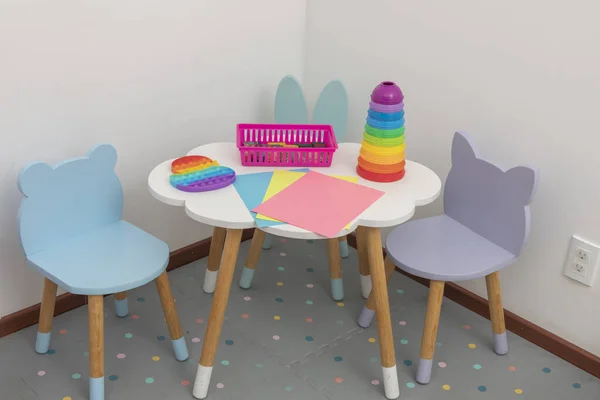 Kinderwerktafel in een kinderkantoor, met kleurpotloden voor teken- en recreatief speelgoed — Stockfoto