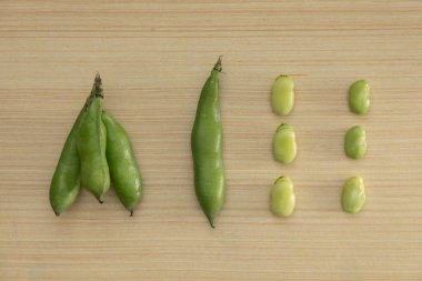 Kabuklu, kabuksuz ve kabuksuz taze yeşil fasulye kompozisyonu