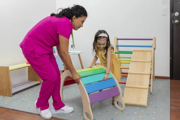 Ofis ayarlayan küçük bir kızla Latin çocuk doktoru.