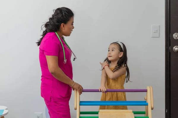 Meisje Dat Kinderarts Vertelt Dat Haar Schouder Pijn Doet Tijdens — Stockfoto