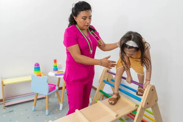 Pediatrische Arts Klein Meisje Speeltuin Van Het Kinderkantoor — Stockfoto