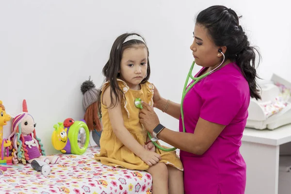 Pediater Arts Controleren Met Stethoscoop Een Klein Meisje Zit Een — Stockfoto