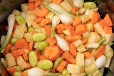 Kızartma tavasında kesilmiş sebze karışımı..