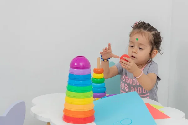 Kleines Mädchen Beim Zusammenbauen Eines Didaktischen Spielzeugs Das Einem Tisch — Stockfoto