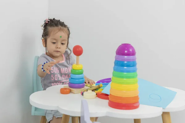 Маленькая Девочка Сидит Столом Играет Цветной Башней Детском Саду — стоковое фото