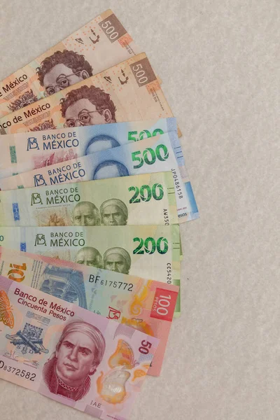 不同面值墨西哥比索的钞票放在桌上 — 图库照片