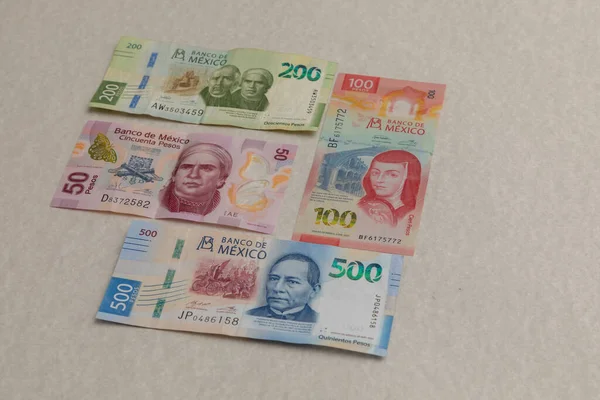 Banknoty 500 200 100 Pesos Meksykańskich Ułożone Stole Przestrzenią Kopiowania — Zdjęcie stockowe