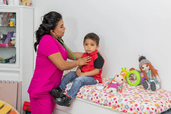 Vrouwelijke Kinderarts Controleren Van Een Kind Met Haar Stethoscoop Haar — Stockfoto