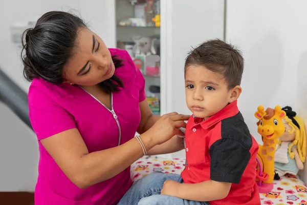 Pediatrische Arts Controleert Een Kind Dat Zich Slecht Voelt Haar — Stockfoto