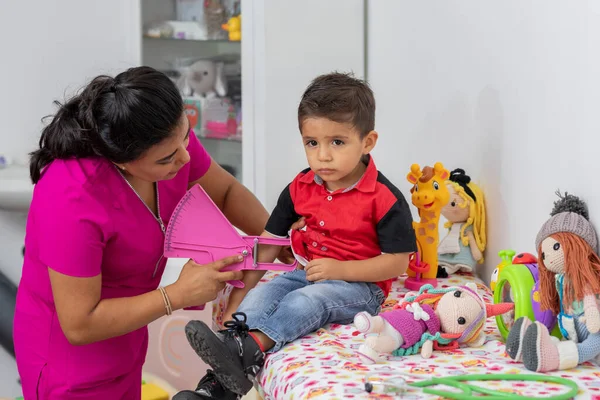 Médico Pediatra Tomando Medidas Niño Con Pinza Consultorio — Foto de Stock