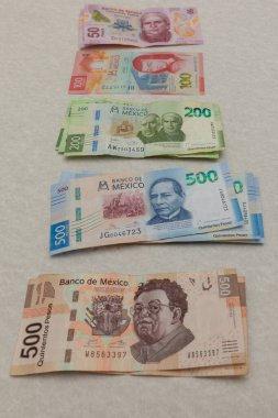 Meksika pezo banknotları, farklı mezhepler..