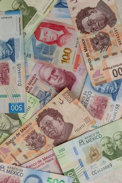 具有复制空间的桌子上各种面值的墨西哥比索钞票的垂直图像 — 图库照片
