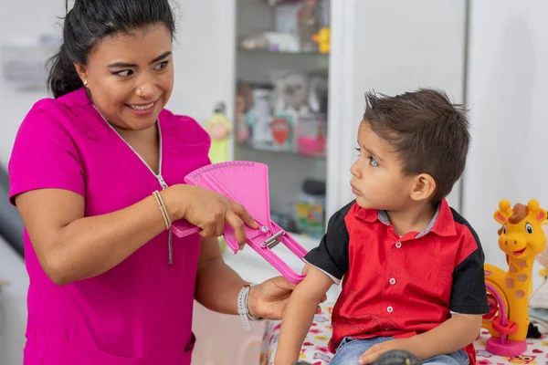 Médico Pediatra Que Mide Grasa Niño Con Una Pinza Consultorio — Foto de Stock