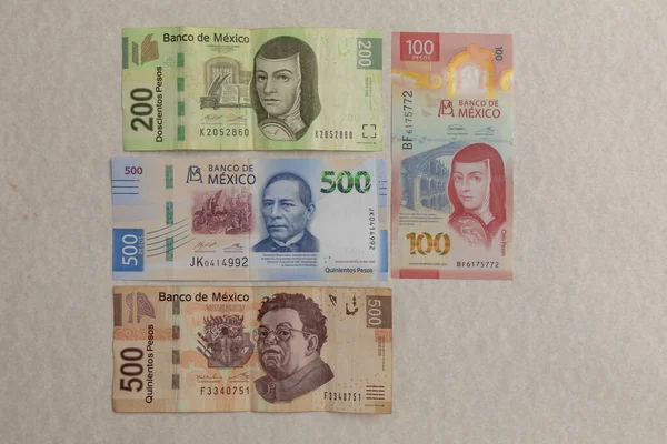 Billetes 500 200 100 Pesos Mexicanos Dispuestos Una Mesa Con —  Fotos de Stock